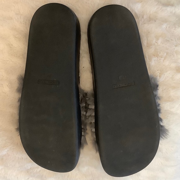 Kendall & Kylie Slides - Picture 3 of 4